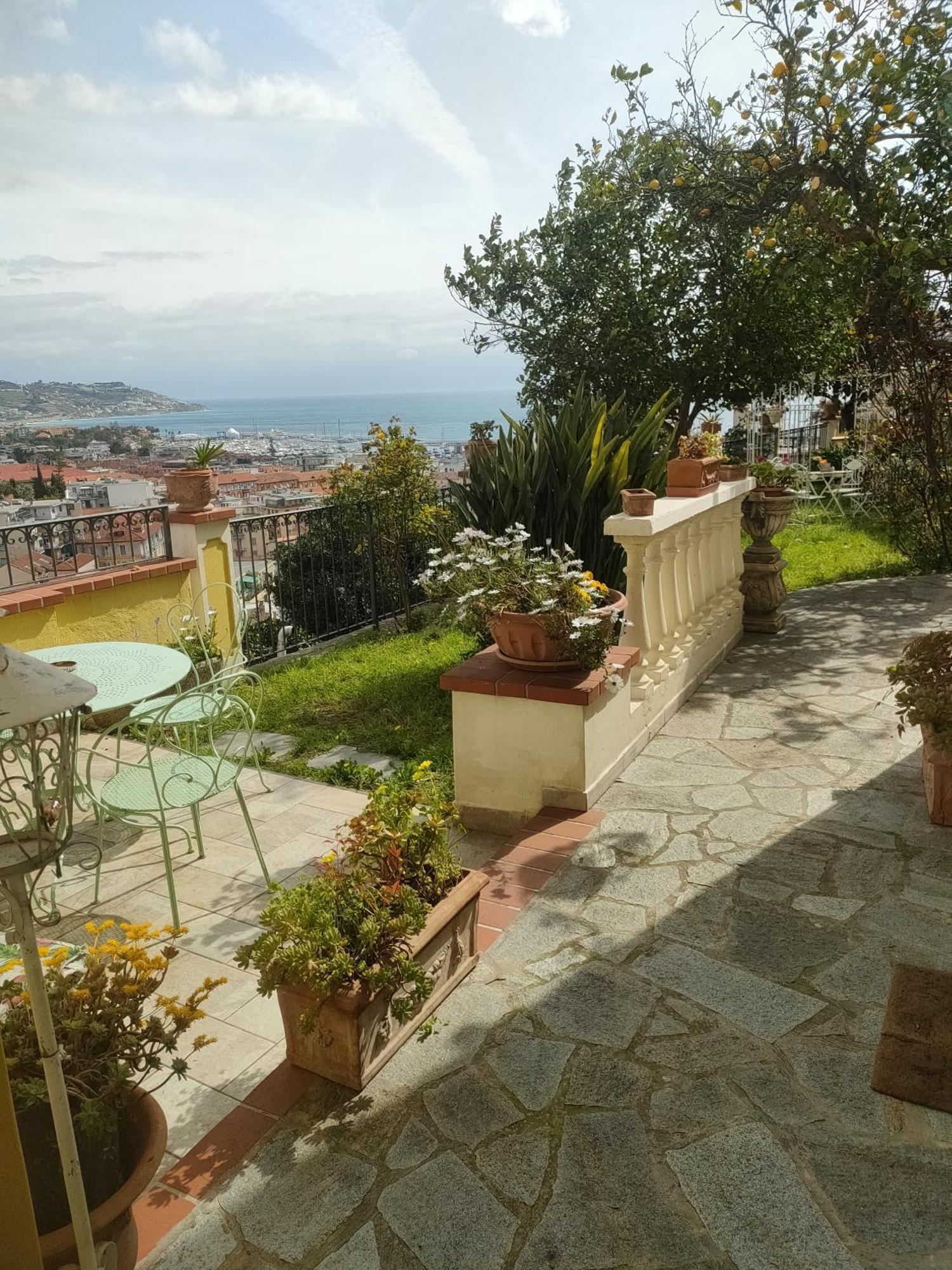 Отель La Casa Del Sole Санремо Экстерьер фото